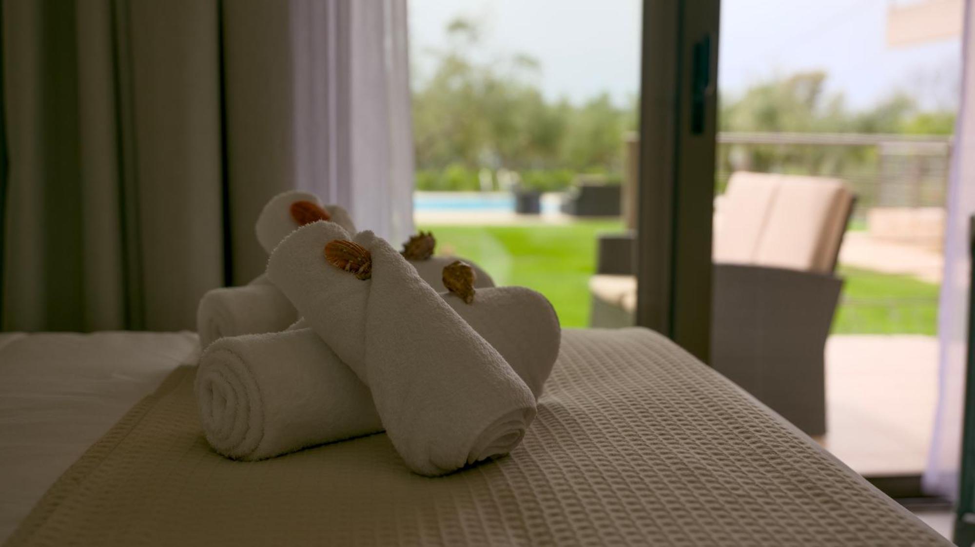 Three Charites Resort 지아로바 외부 사진